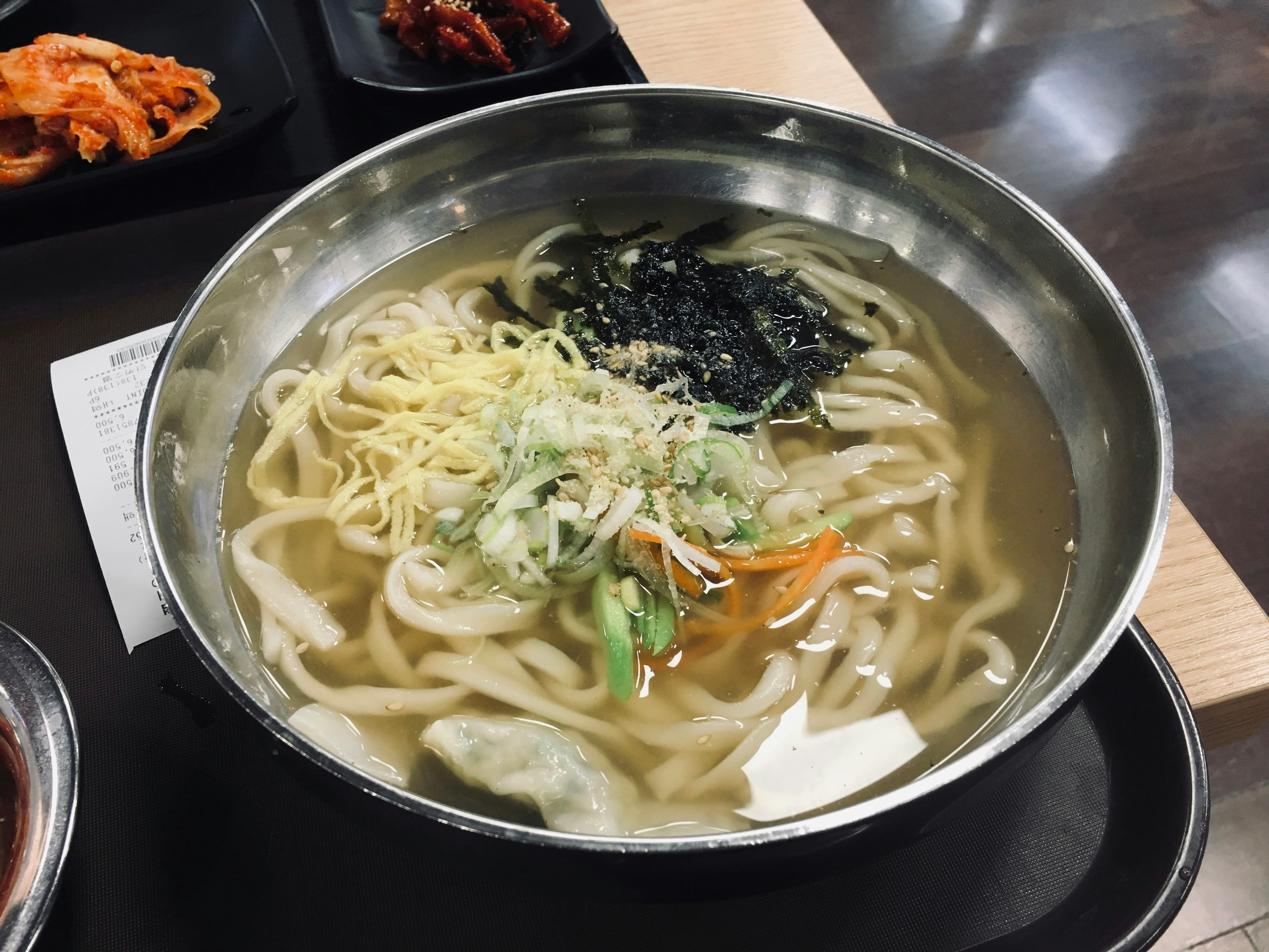 Ramyeon mie kuah pedas Korea dengan telur dan sayuran — Koruruk ramyeon