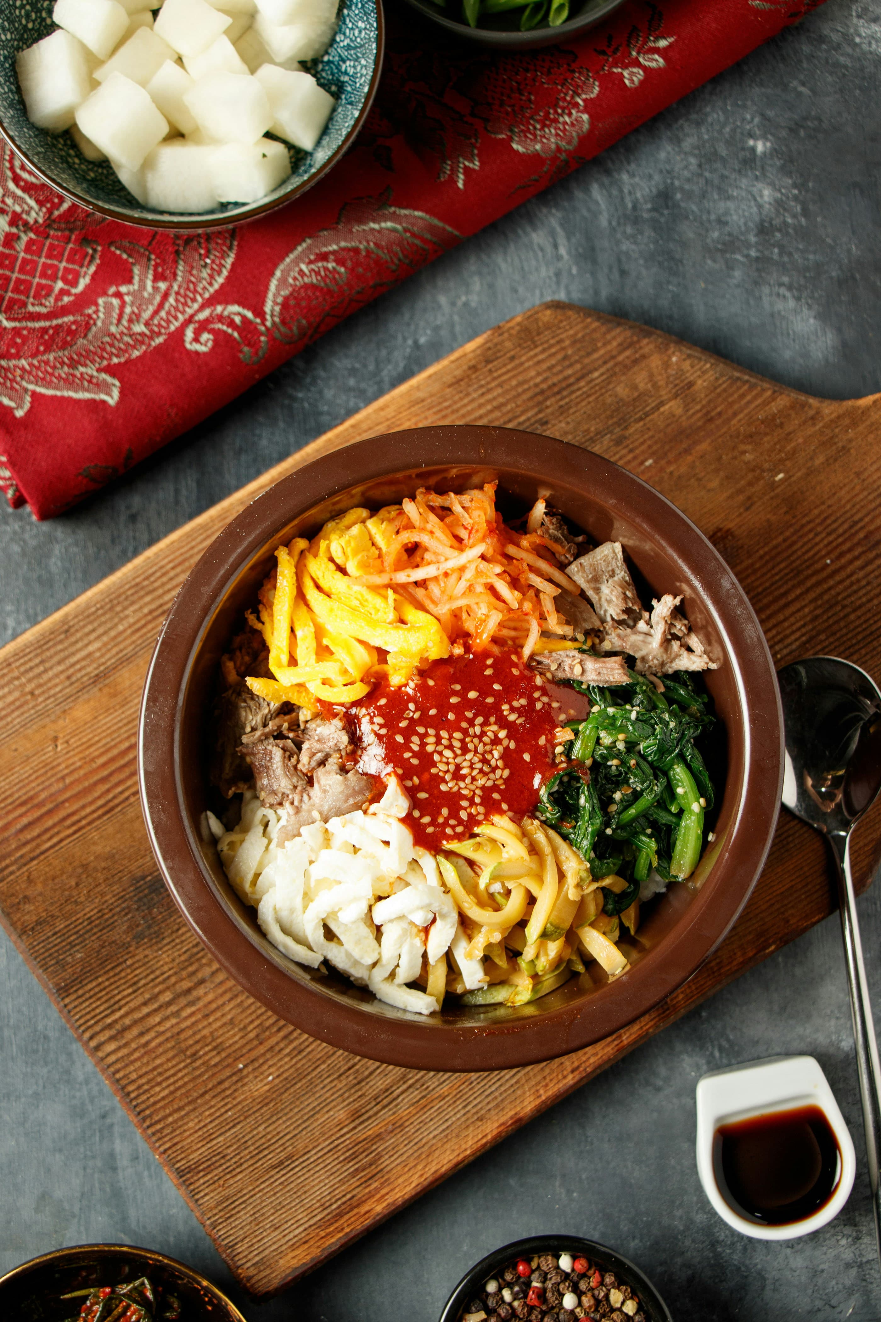 Bibimbap mangkuk nasi dengan sayuran warna-warni dan saus gochujang — Koruruk rice bowl